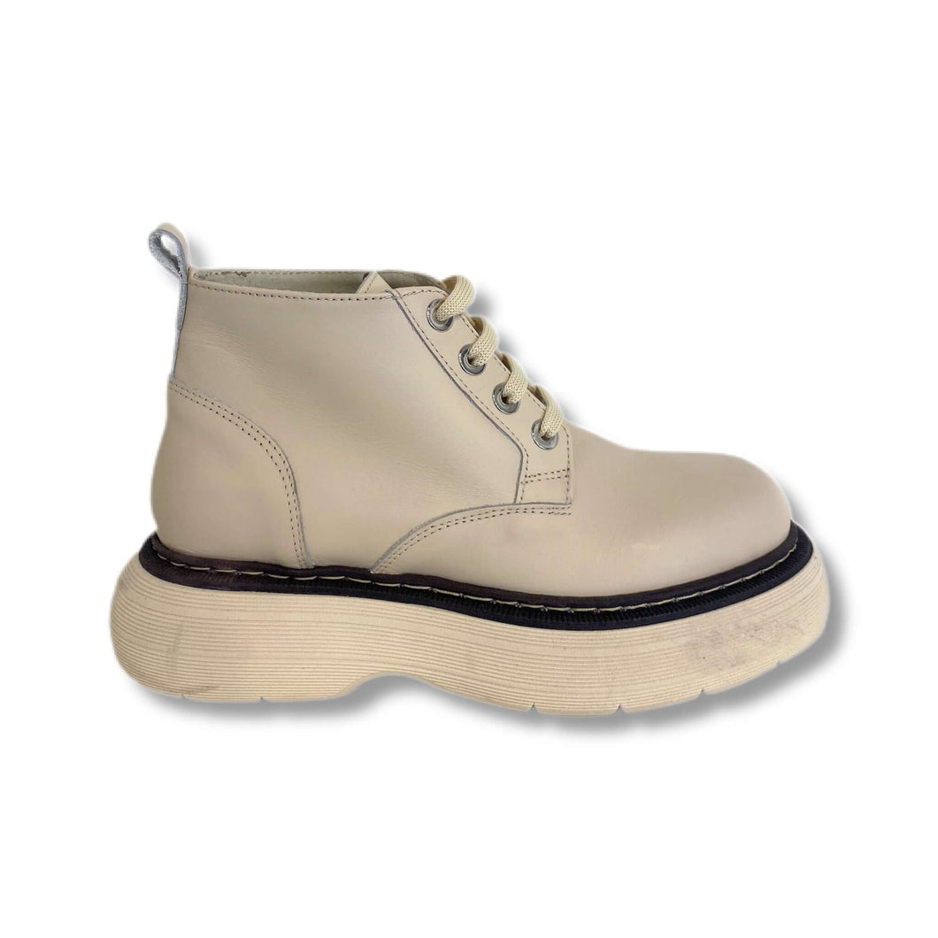 Lace up shoes