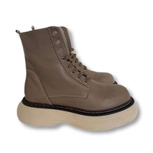 Carica l&#39;immagine nel visualizzatore di Gallery, Lace up combat boots
