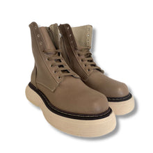 Carica l&#39;immagine nel visualizzatore di Gallery, Lace up combat boots

