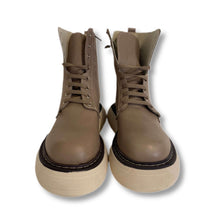 Carica l&#39;immagine nel visualizzatore di Gallery, Lace up combat boots
