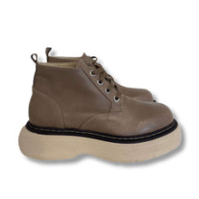 Carica l&#39;immagine nel visualizzatore di Gallery, Lace up shoes
