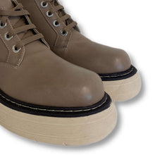 Carica l&#39;immagine nel visualizzatore di Gallery, Lace up shoes
