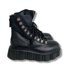 Carica l&#39;immagine nel visualizzatore di Gallery, Lace up combat boots
